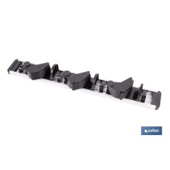 ORGANIZADOR DE ESCOBAS CON 3 ESPACIOS AJUSTABLES  Y 4 GANCHOS