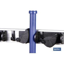 ORGANIZADOR DE ESCOBAS CON 3 ESPACIOS AJUSTABLES  Y 4 GANCHOS