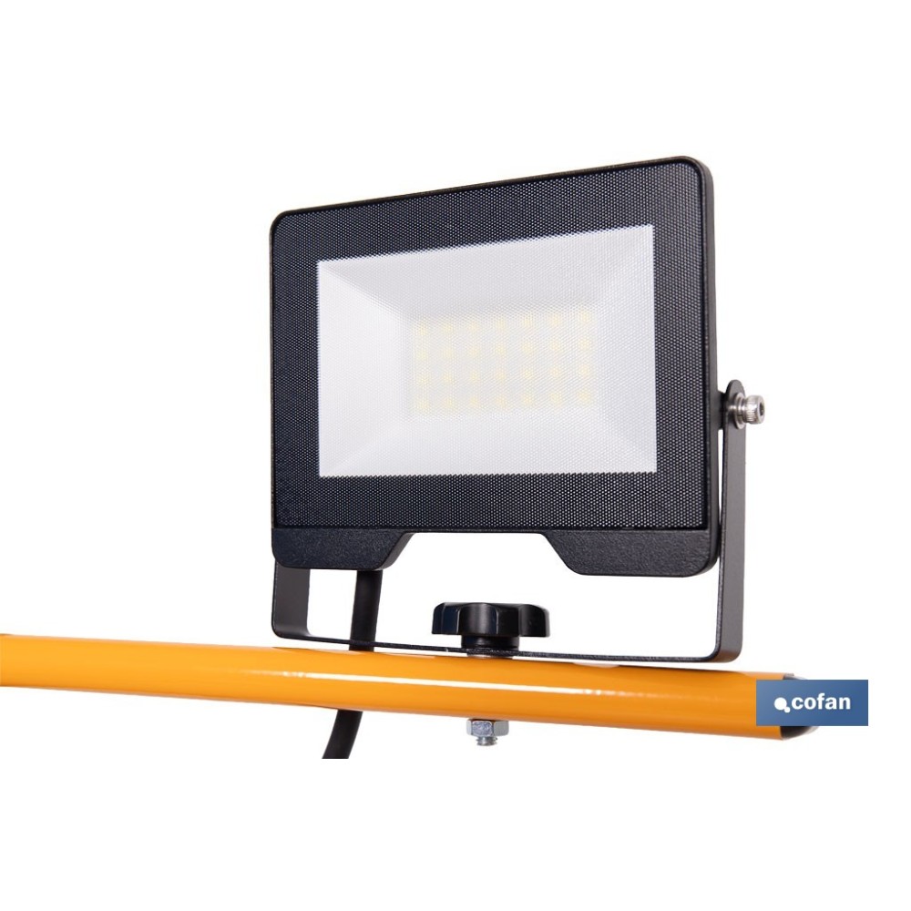 TRÍPODE TELESCÓPICO CON 2 PROYECTORES LED 2 X 20 W 6500 K 1,4 M
