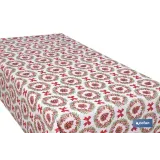 ROLLO DE MANTEL RESINADO ANTIMANCHAS LAZOS Y PIÑAS 75% ALGODÓN 25% POLIÉSTER 1,40 X 15 M