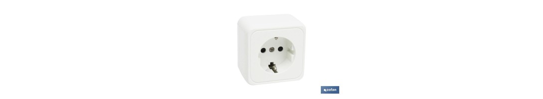 Base cuadrada de superficie con toma tierra | Color Blanco | 16 A - 250 V