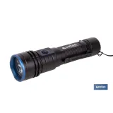 Linterna LED de alta potencia (2000 lm) y 150 m de alcance. 5 funciones y base magnética