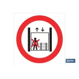 Prohibido personas y cargas